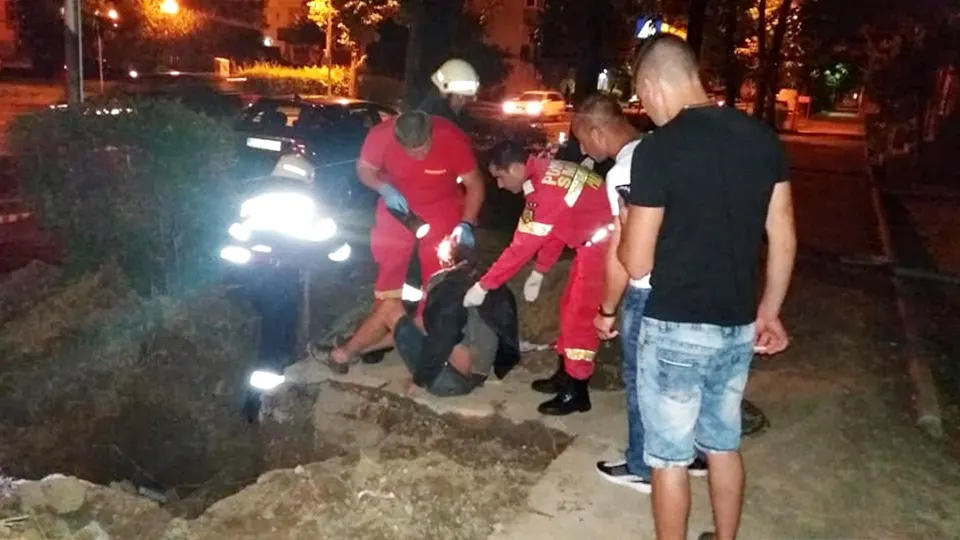 Pompierii au salvat un bărbat căzut într-o groapă