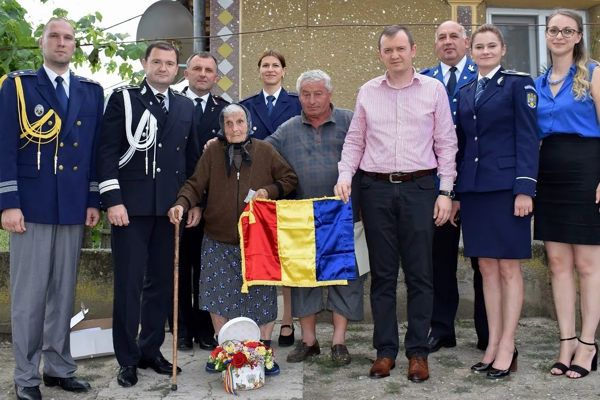 Cadar Maria din Ghilești, felicitată de structurile M.A.I. la aniversarea vârstei de 100 de ani