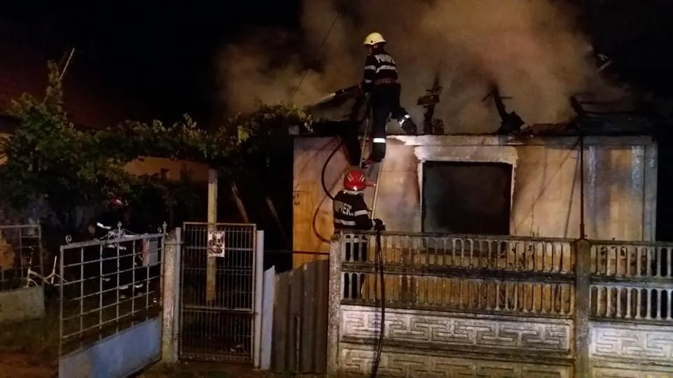 Casă incendiată în Satu Mare. Proprietarul a adormit cu țigara aprinsă