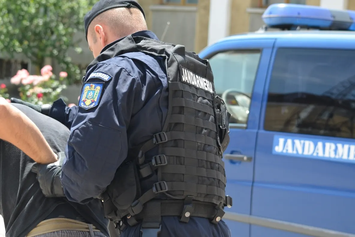 Bătaie în plină stradă între romi cu bâte şi cuţite, în Satu Mare. Au intervenit mascații