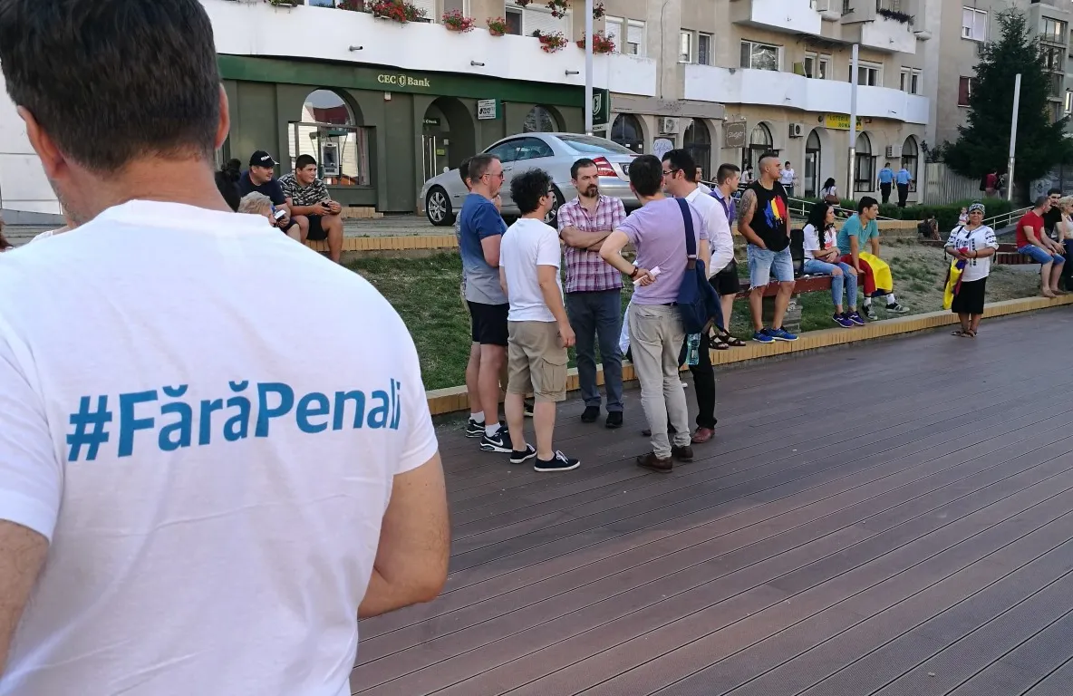 Protest în centrul Sătmarului. Protestatarii au făcut un lanț uman în fața Palatului de Justiție