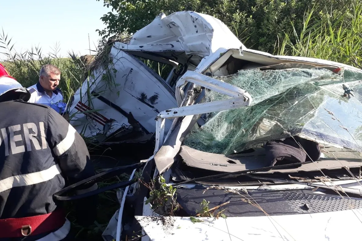 Accident feroviar mortal în Domănești. Un tren a lovit un microbuz