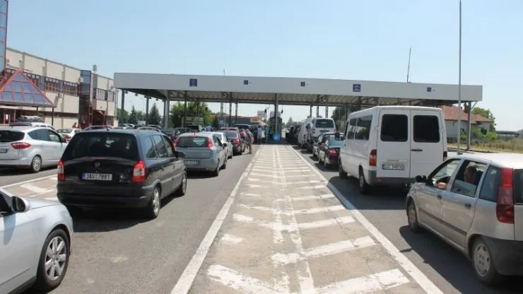 Aglomerație în vămi. Sătmărenii așteaptă peste 60 de minute să intre în țară