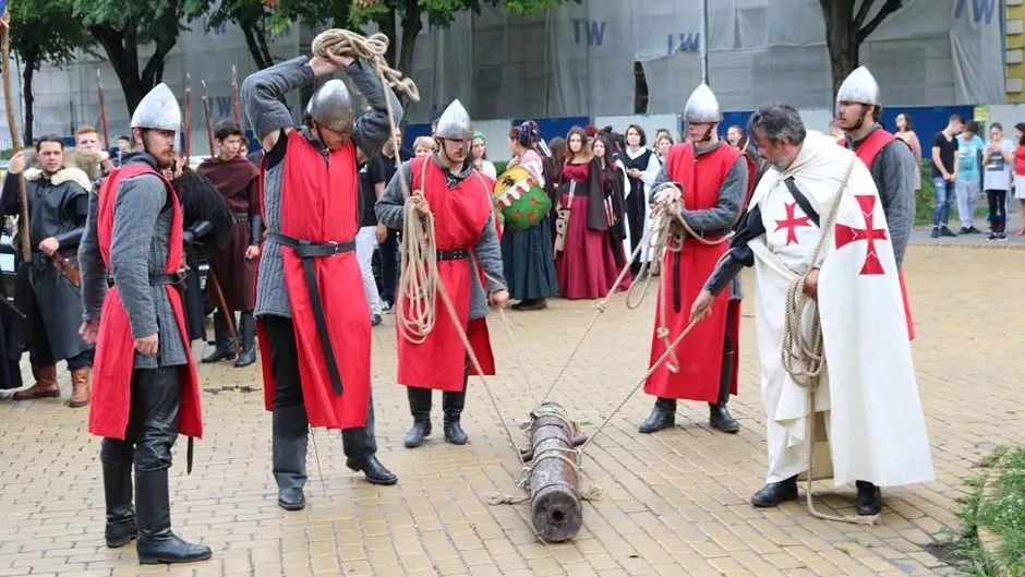 Domnițe și cavaleri medievali au defilat pe străzile Sătmarului