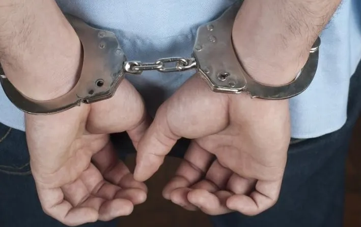 Un bărbat agresiv a mușcat un om al legii. A fost internat la Psihiatrie