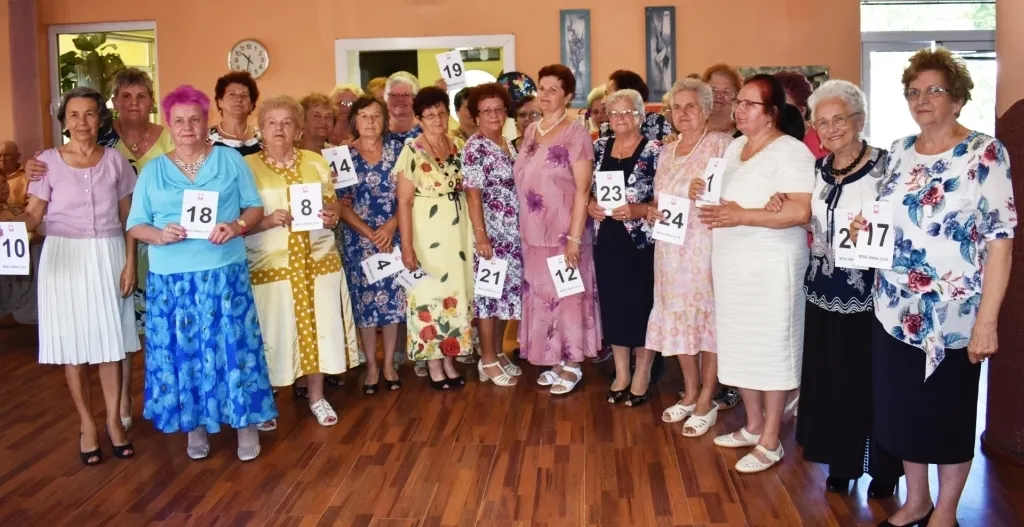 26 de doamne trecute de a doua tinerețe au concurat pentru titlul de ”Miss Ana 2018”