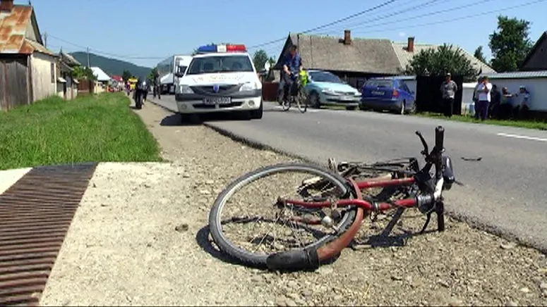 Biciclist în stare gravă, după ce a fost lovit de un microbuz