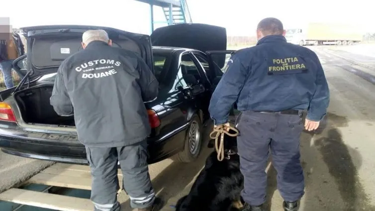 Zeci de kilograme de produse din carne de porc, confiscate la Vama Halmeu
