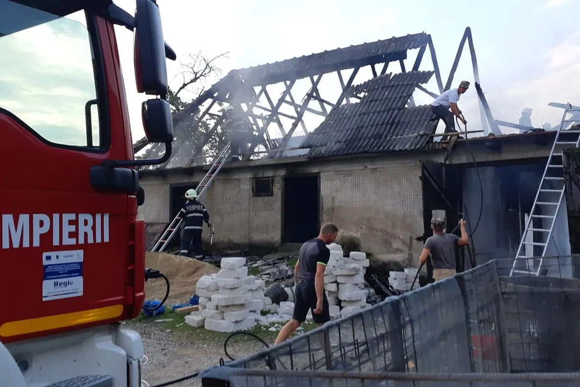 Incendii produse la două anexe gospodărești din Oar și Târșolț