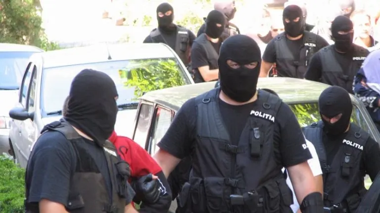 Contrabandist de țigări, prins în flagrant în timpul unei descinderi a mascaților