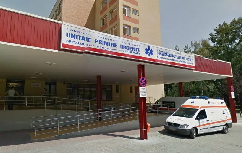 Un tânăr a avariat două mașini, după care a distrus ușa de la Unitatea de Primiri Urgențe Satu Mare