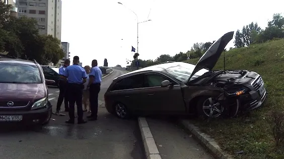 Accident în Satu Mare. O șoferiță a ajuns cu mașina pe dig