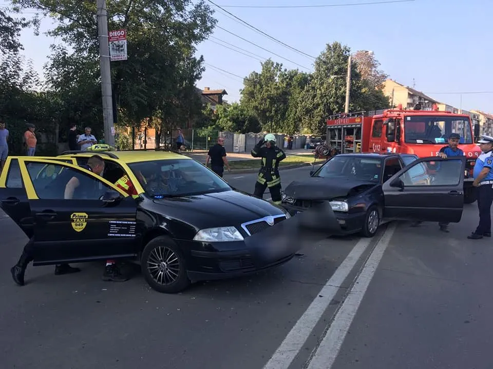 Accident pe drumul Botizului. Un taximetrist a rămas încarcerat