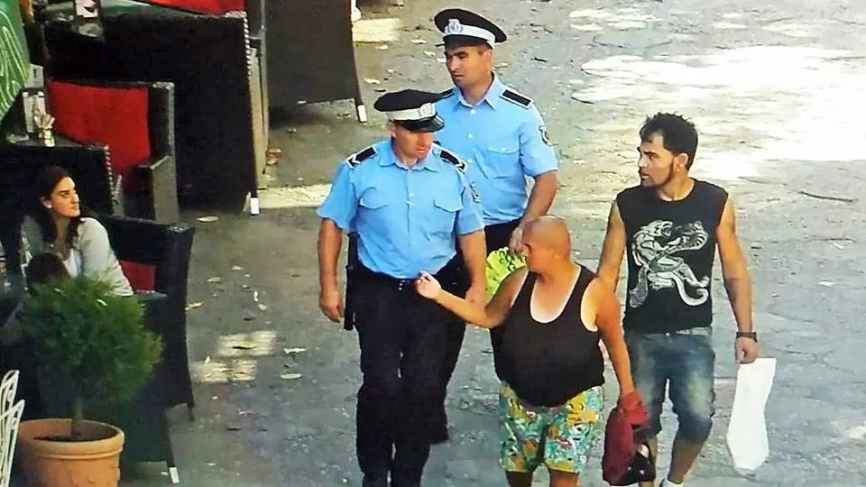 Cerșetoarea agresivă a ”evadat” de la Psihiatrie. Ridicată din nou de oamenii legii