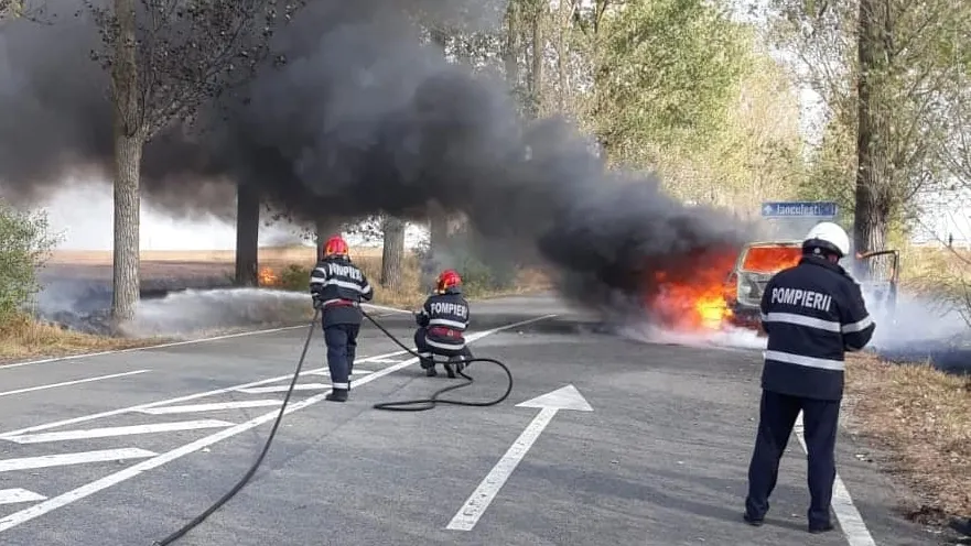 Un autoturism s-a făcut scrum lângă Ianculești