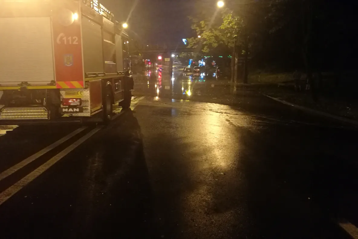 Mai multe străzi și cele două pasaje din municipiu, inundate