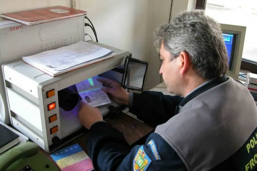 Trei permise de conducere false, descoperite la vama Petea