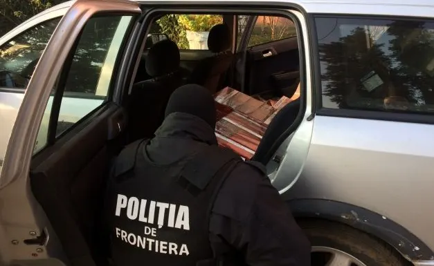 Aproape 200 pachete de țigări, descoperite într-un autoturism