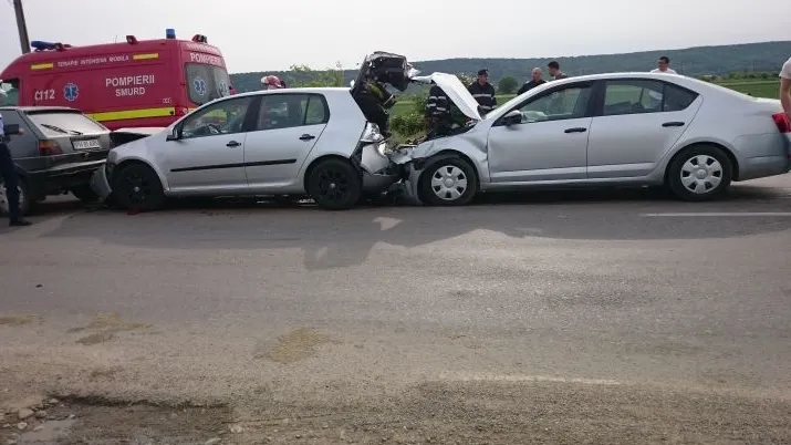 Accident în lanț în orașul Livada. Un șofer a fost rănit