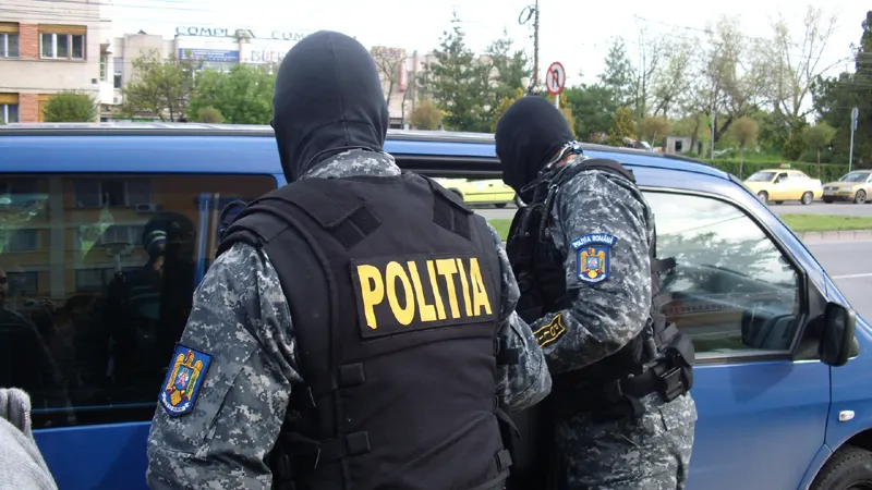 Bărbat prins în flagrant de polițiști. A tâlhărit două femei
