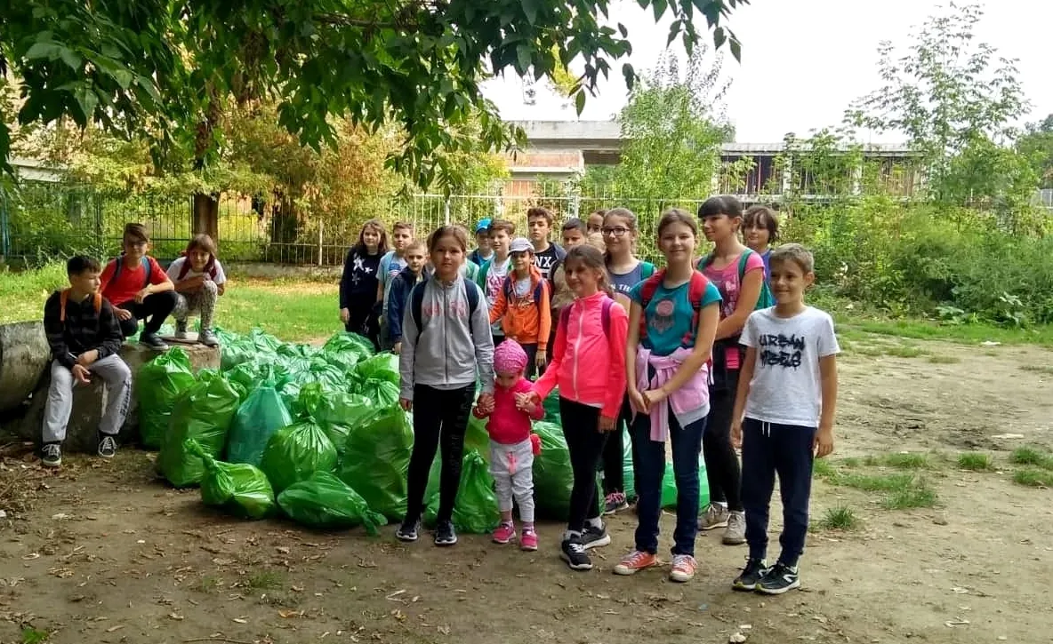 ”Let's do it, Romania!": Malul Someșului, igienizat de elevii sătmăreni