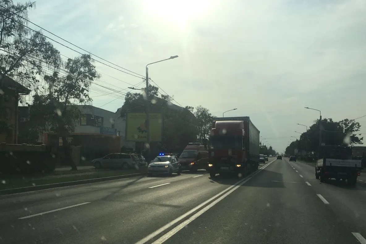 Motociclist lovit de o mașină condusă de un tânăr de 18 ani