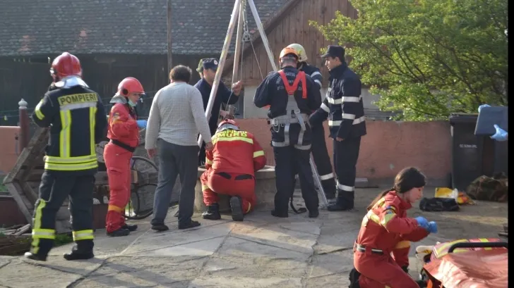 Intervenție dificilă a pompierilor în localitatea Pomi. Bărbat scos dintr-o fântână în stare gravă