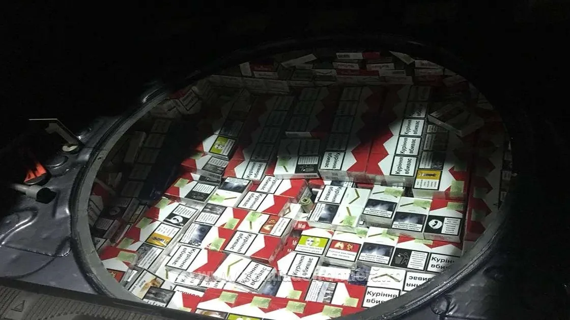 Țigări ascunse în locul roții de rezervă şi în pragurile unui autoturism, descoperite la PTF Halmeu