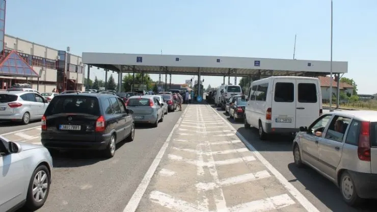 Aglomerație în Vama Petea. Șoferii așteaptă până la 120 de minute să iasă din țară