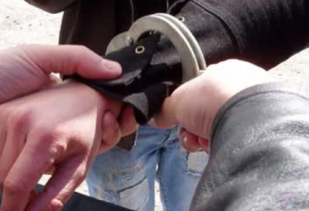 Tineri cercetaţi de poliţişti, după ce au sustras mai multe bunuri dintr-o benzinărie