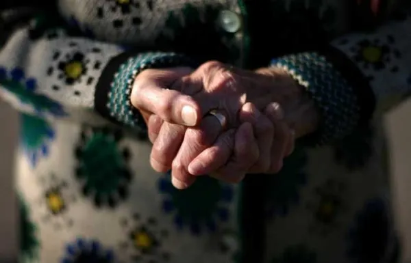 A fost prins bărbatul care a sustras bani din locuința unei bătrâne