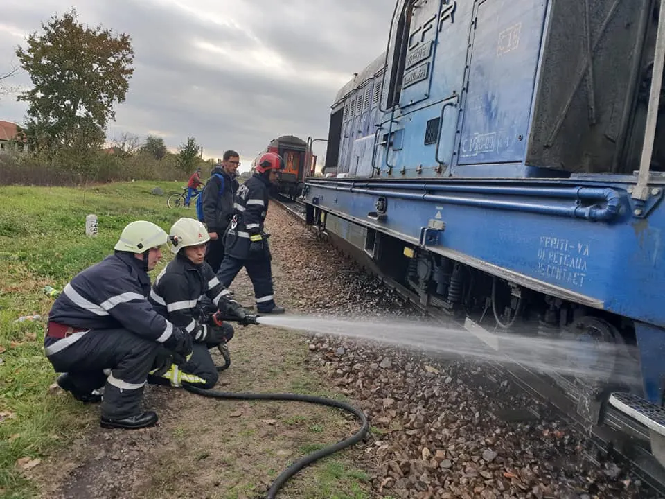 Aproape 200 de pasageri au fost evacuați, după ce o locomotivă a luat foc