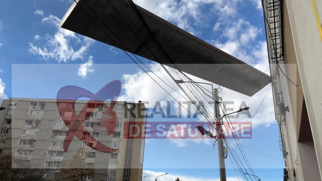 Acoperiș și reclamă publicitară, smulse de rafale