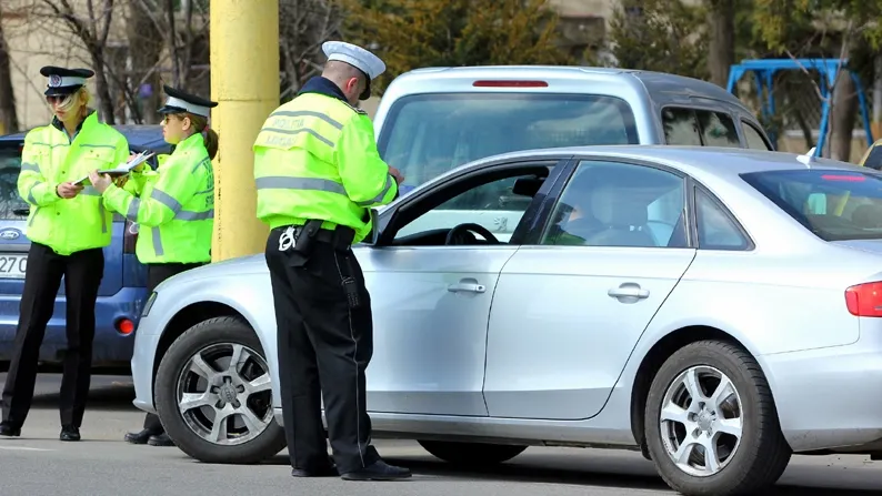 Şoferi care conduceau sub influenţa alcoolului sau a drogurilor, depistați de polițiști