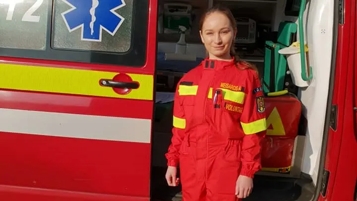 Andreea este tânăra care participă la intervenții alături de pompieri