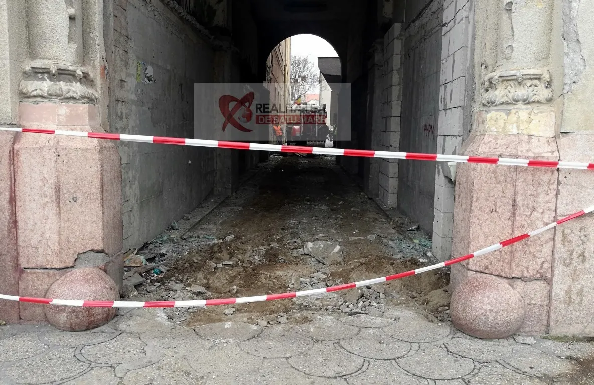 Lucrări de înlocuire a dalelor din pasajul Ștefan Ruha