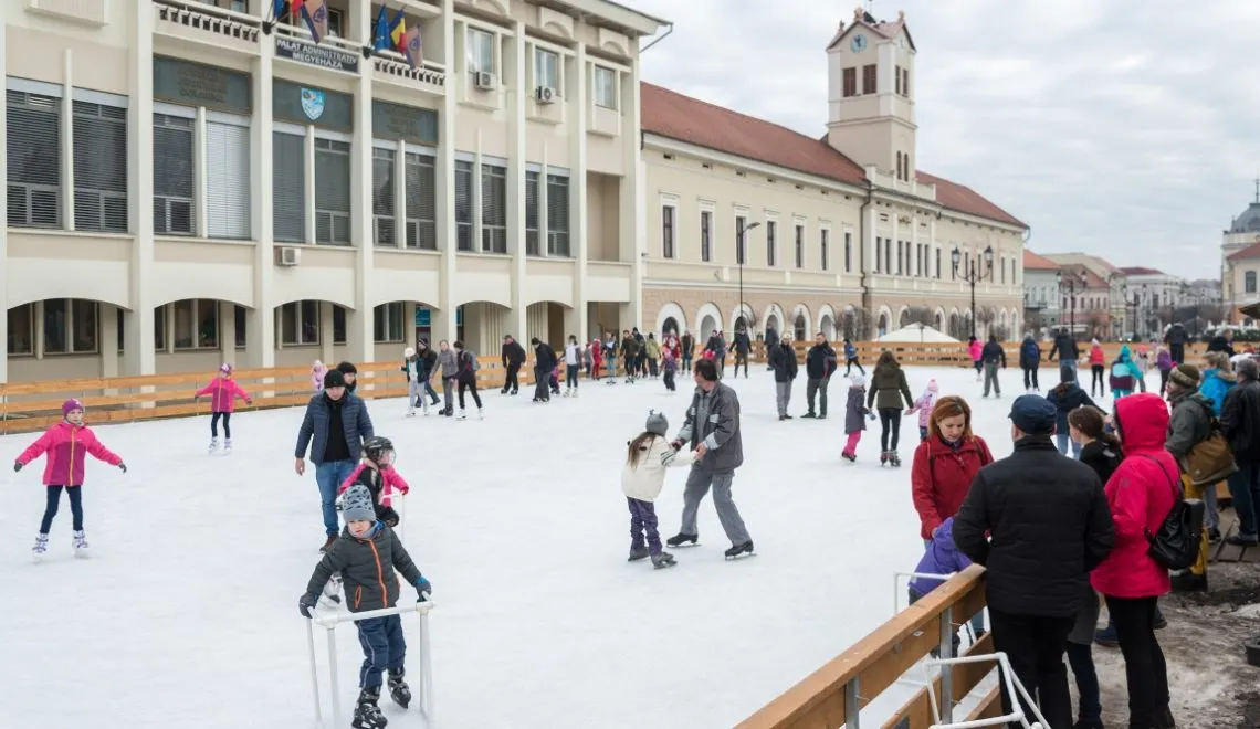 Se instalează patinoarul în Piața 25 Octombrie din municipiul Satu Mare
