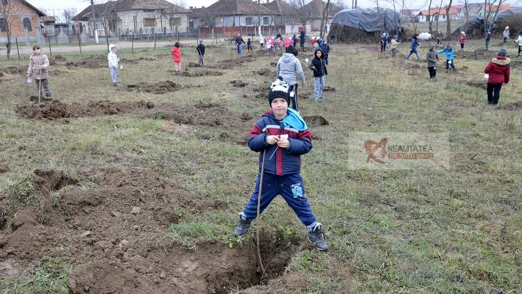 Alu Menziken a plantat 100 de cireși alături de copiii din Medieșu Aurit