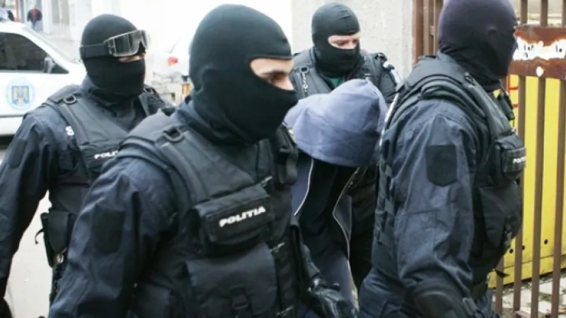 Două persoane bănuite de furt, identificate de poliţişti