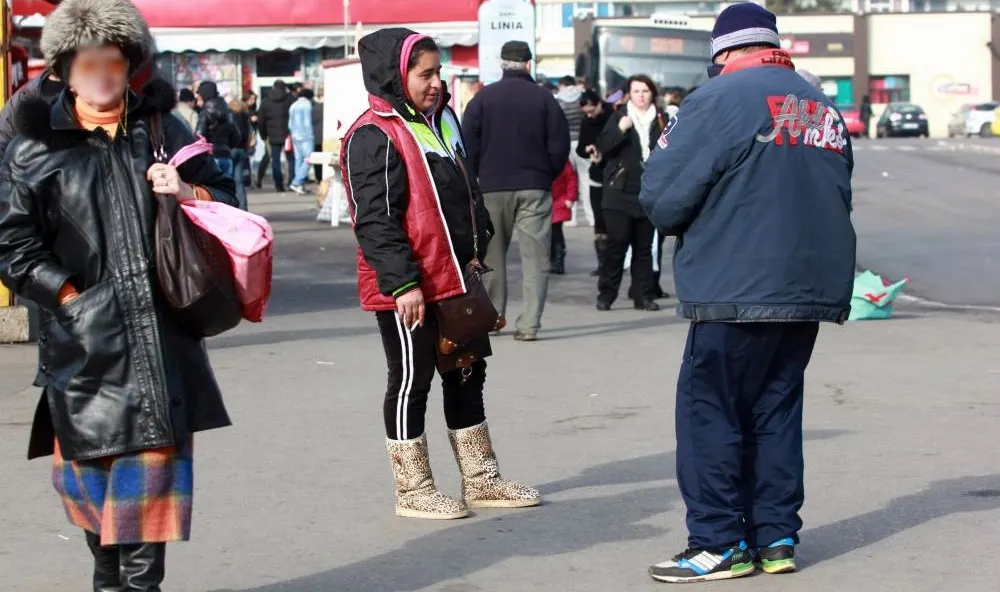 Poliţiştii au controlat bişniţarii de ţigări din Piața de alimente nr. 1