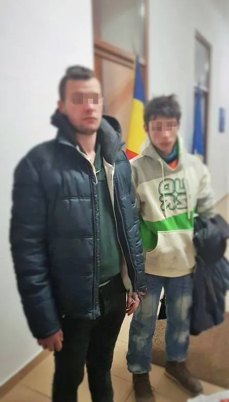 Prinși în timp ce consumau substanțe etnobotanice sub pod