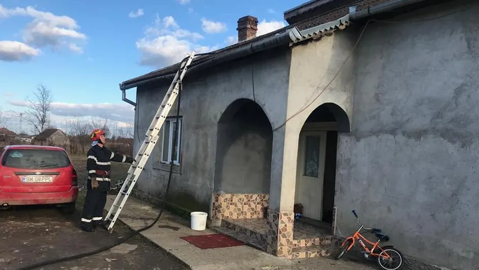 Incendiu la o casă din Doba. Un horn necurățat a pus pe jar pompierii sătmăreni