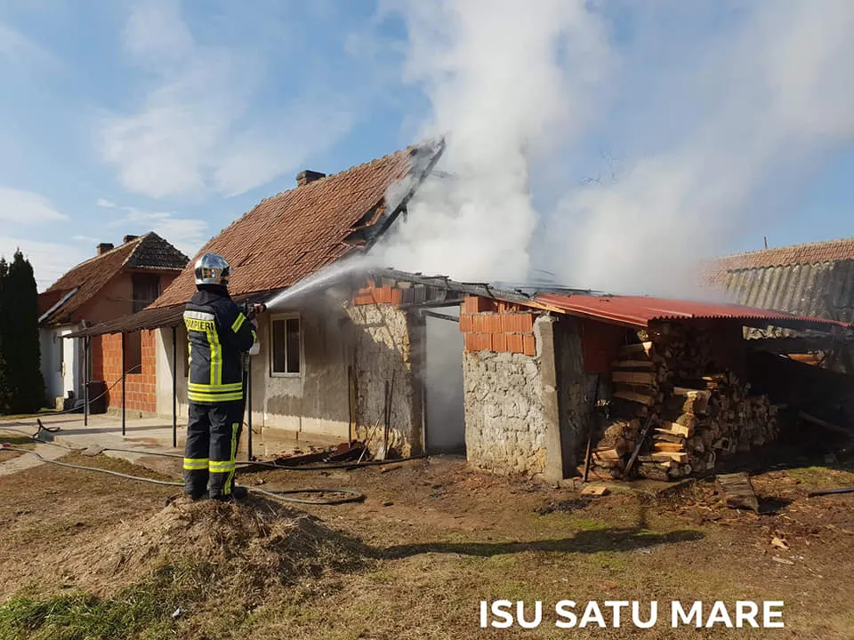 Incendiu la anexa unei case din Micula Nouă