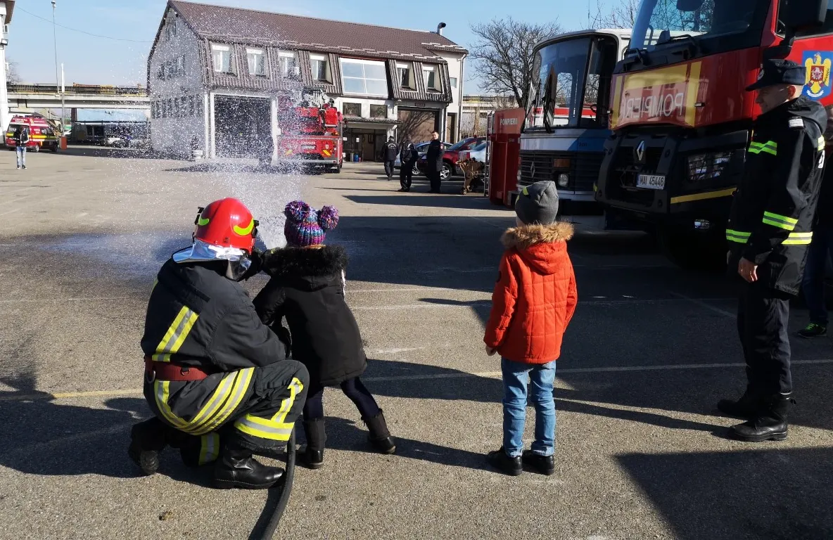Porți deschise la pompieri. Copiii, pompieri pentru o zi