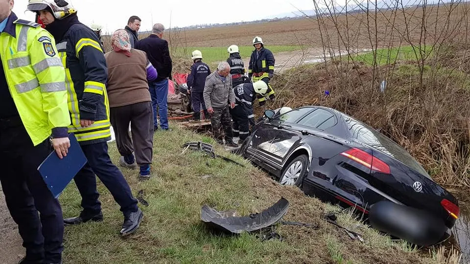 Accident cu două persoane încarcerate, la Medieș