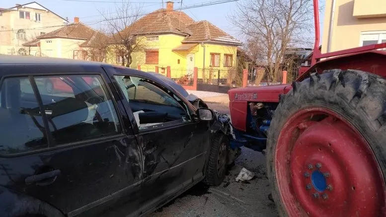 Un bătrân, de 73 de ani, fără permis, a intrat cu tractorul într-o mașină