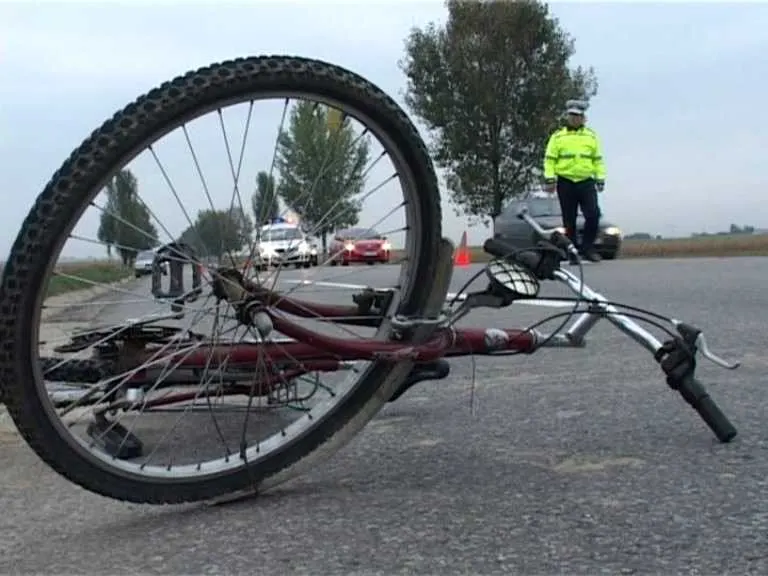 Un biciclist mort de beat s-a dezechilibrat și a căzut în mijlocul străzii