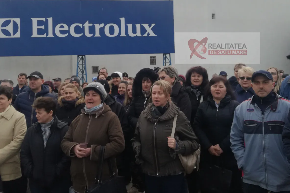 Liderii sindicali de la Electrolux, ameninţaţi de conducerea fabricii. Greva muncitorilor continuă