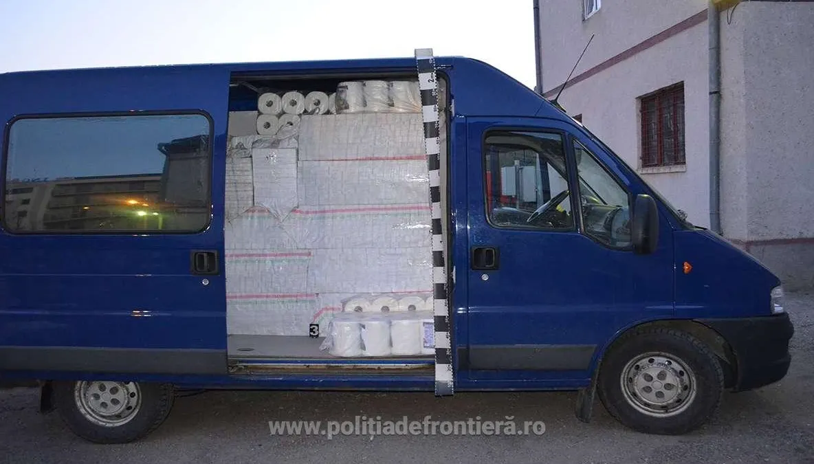 Microbuz burdușit cu țigări, indisponibilizat de polițiștii sătmăreni