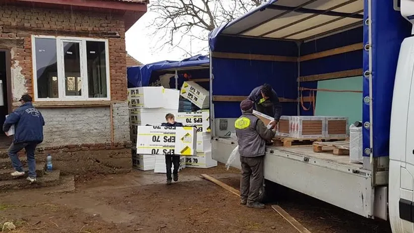 Familia cu șapte copii, din Tătărăști, tot mai aproape de a avea o casă. Pompierii au donat materiale de construcții